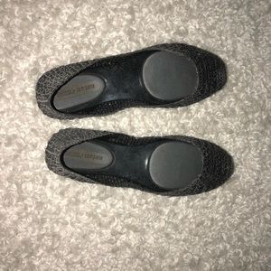 A black Melissa that is a flat and is size 5.